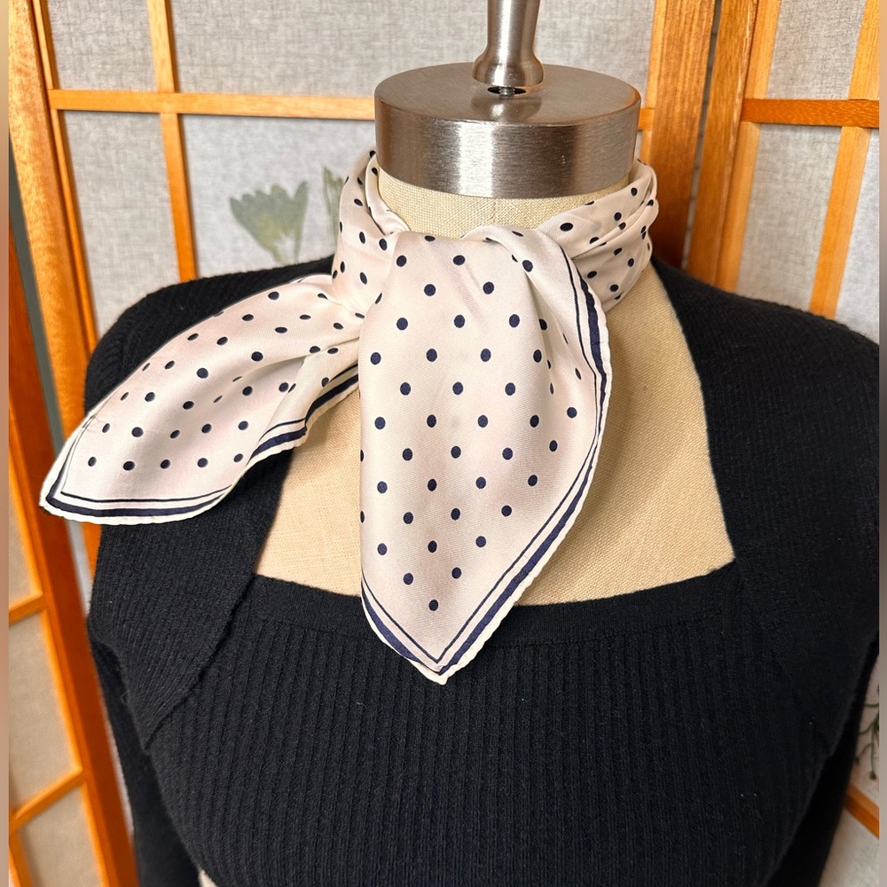 Beautiful White/black polkadots neckerchief. This classy scarf is hand rolled